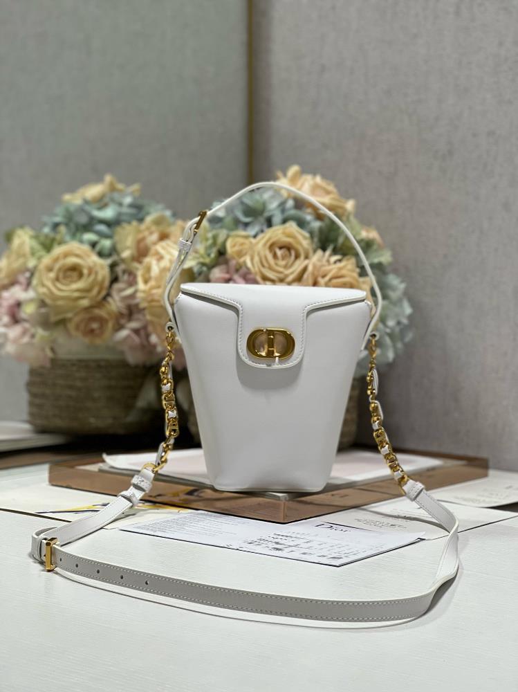 Dior 30 MONTAIGNE Mini Chain Bucket Bag WhiteThis 30 Montaigne mini chain bucket bag is a new addition to the early spring 2024 collection exquisite