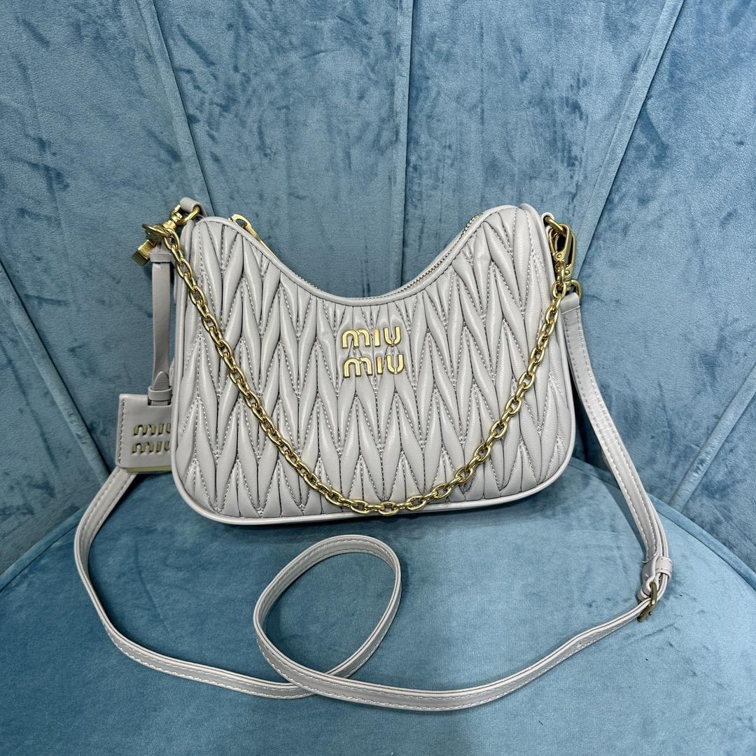 New Miumiu Pleated Chain Bag This brand new soft sheepskin shoulder bag features exquisite Matepass