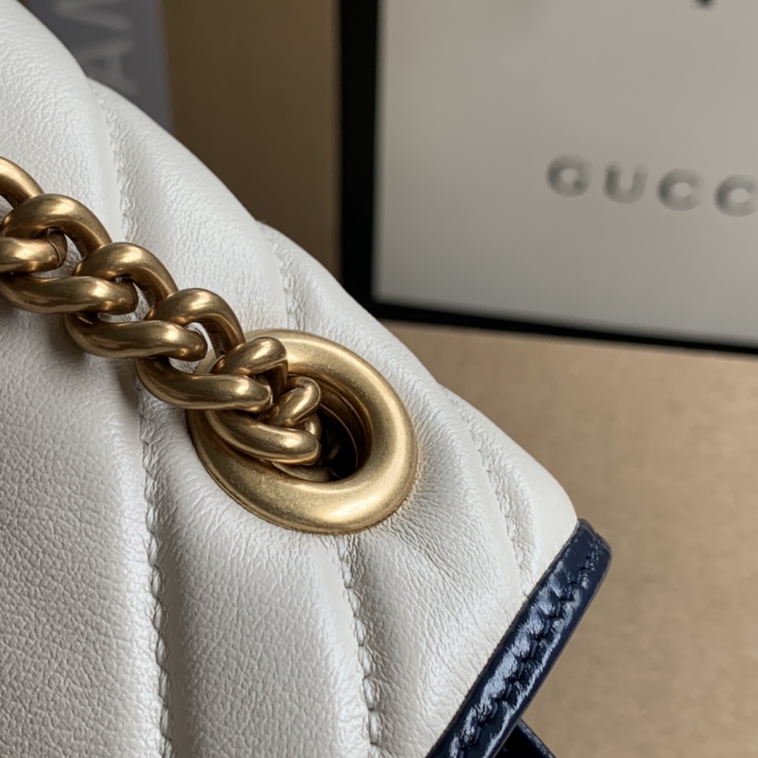 Gucci443497 has launched the new Yun GGArmant, which is made of white twill quilted leather wi