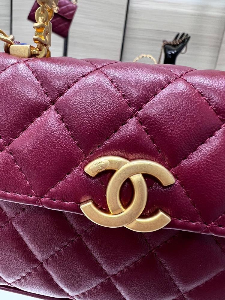 The vintage hardware on the Chanel AP2944Y bag adds a touch of oldworld charm and nostalg