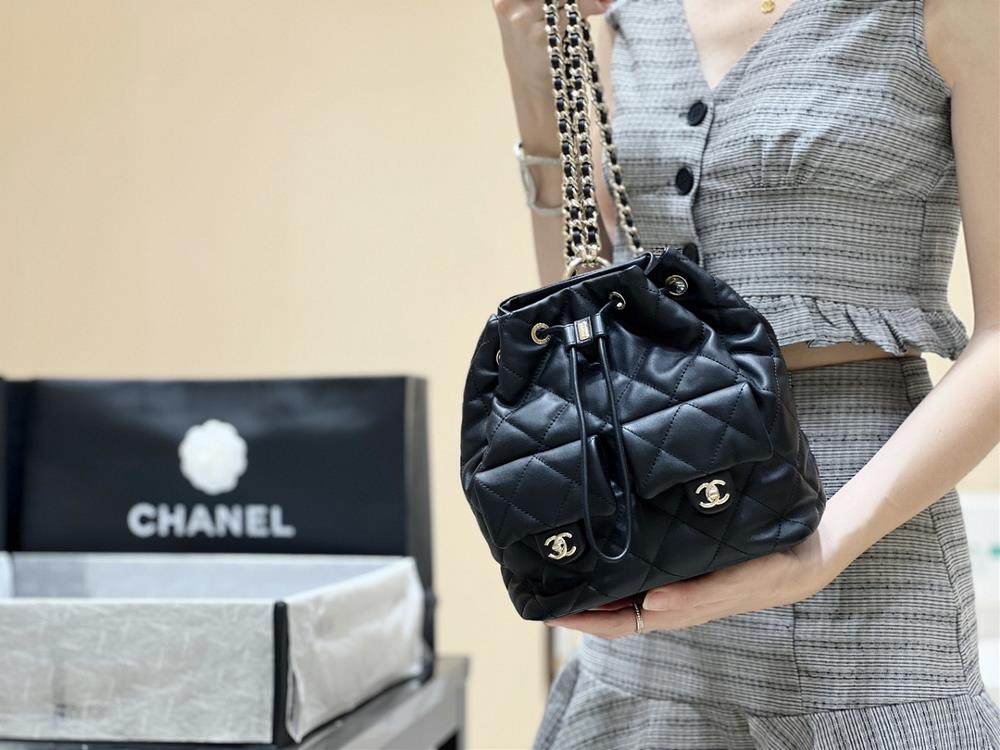 Chanels new 23B backpack AS4342 unlocks a variety of carrying methods
This time I went to Seoul and bought the latest Chanel backpack The combinat