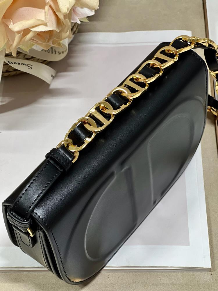 Dior CD Signature handbag blackThis CD Signature handbag paired with shoulder straps is