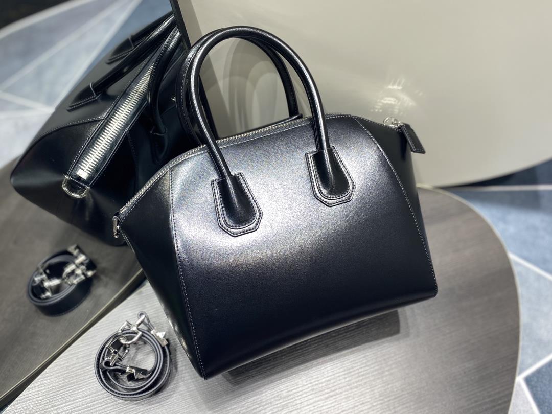 2022 New Large Batch 650 The classic Antigona motorcycle bag from Givencys GIVENCY is made of 