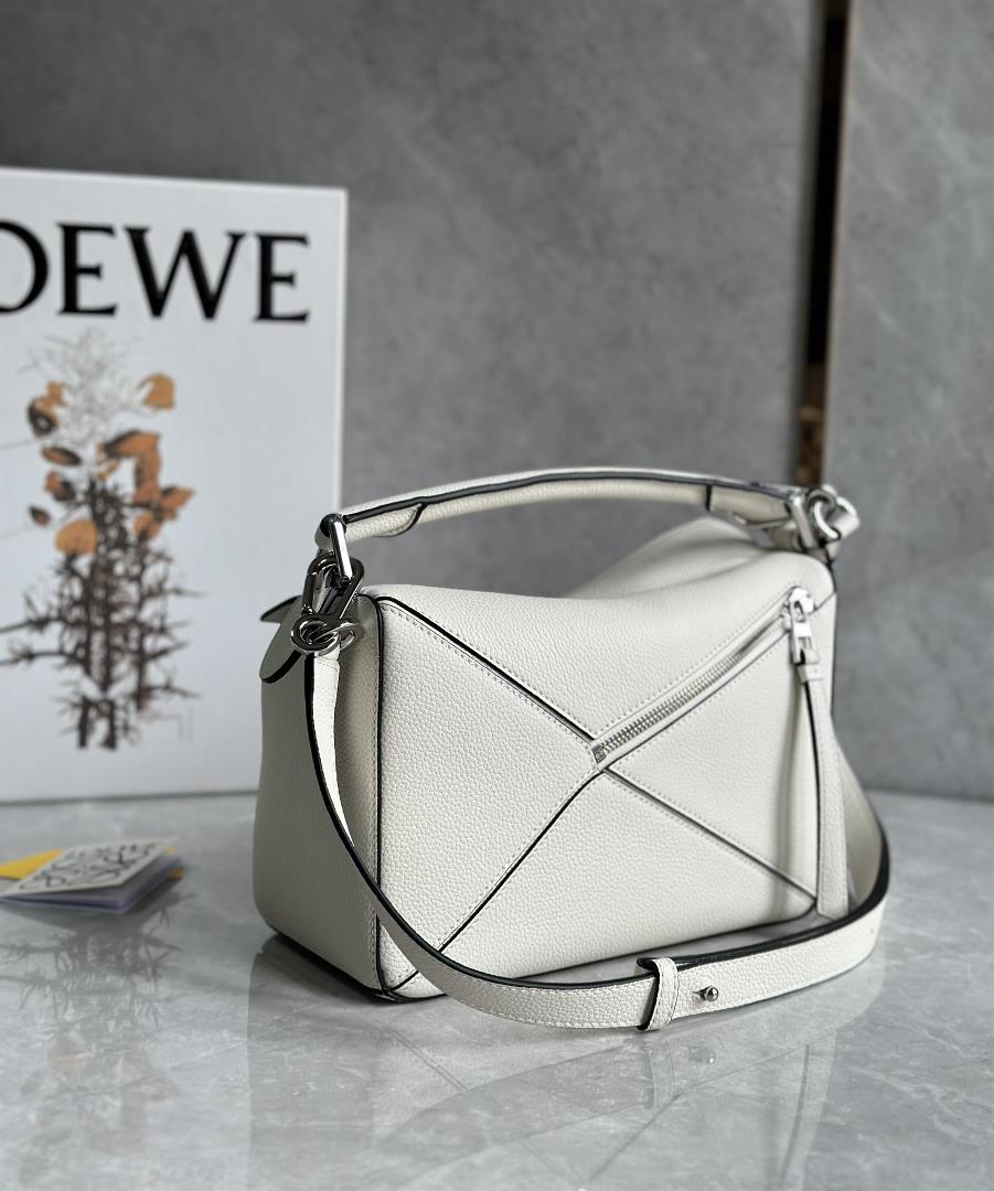 Small size LOEWE Luo Yiweis classic popular Puzzle geometry bag is a small size The counter sy