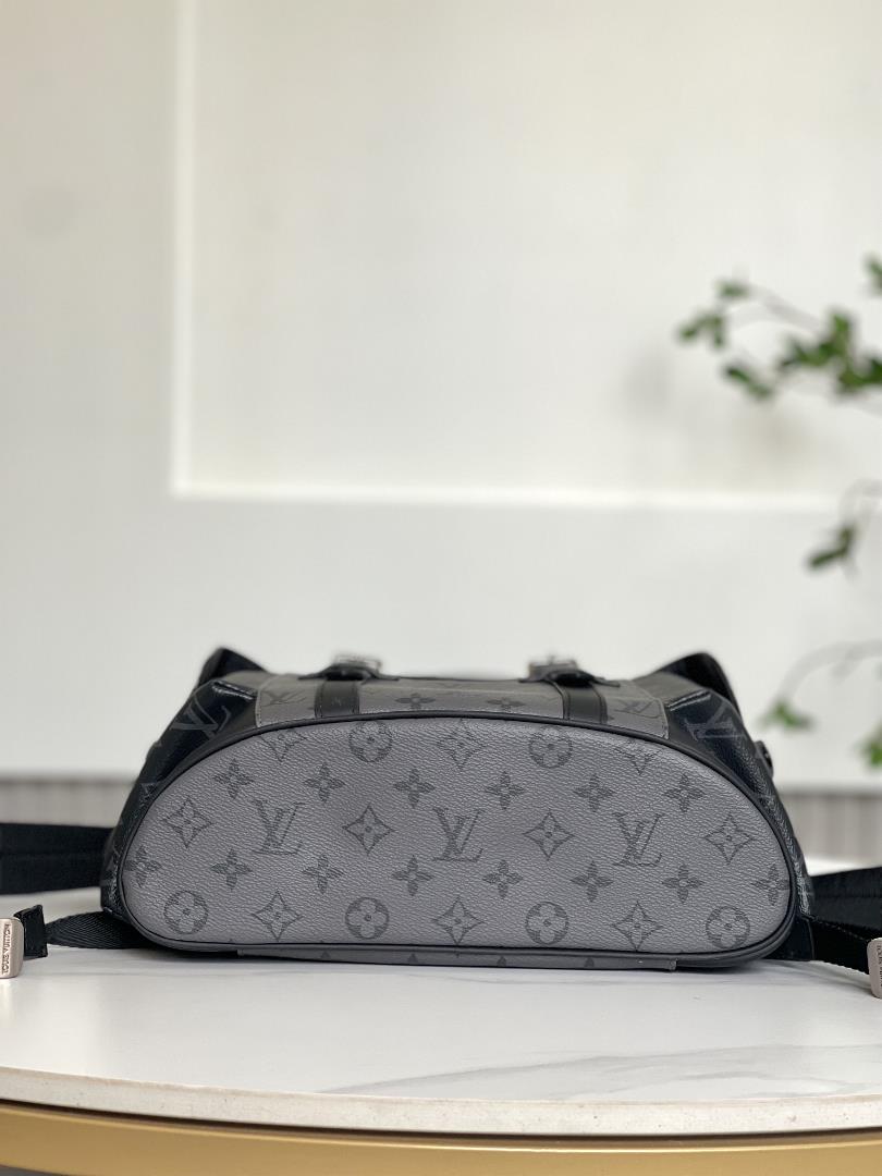 M46331 Black Grey Small32 x 39 x 12 cmLength x Height x WidthMonogram Eclipse Reverse coated c