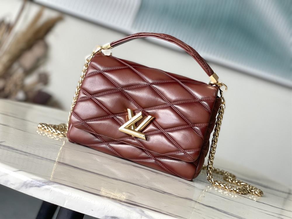 M23601M22891 CaramelThis GO14 medium size handbag is made of Huamei sheep leather and features a quilted pattern to pay tribute to the brands traditi