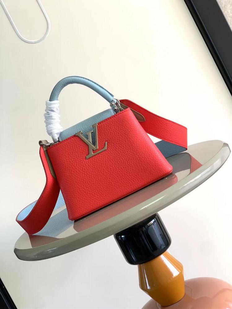 M57520 M57519 This Capucines mini handbag is made of Taurillon grain leather and features contrasting colors on the top handle and flap embellished w