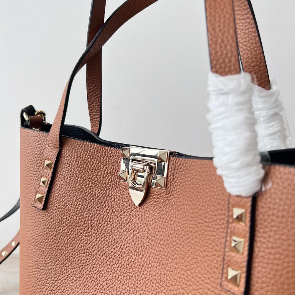 Valentino Valentinos new doublesided shopping bag made of lychee grain leather paired