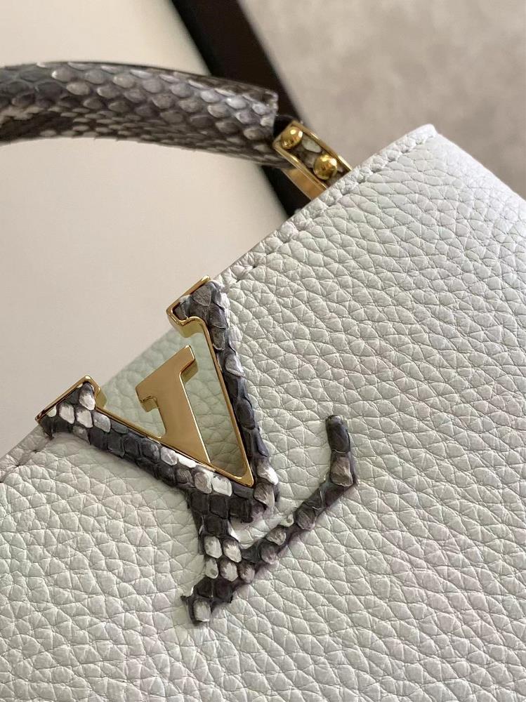 Fashion is everevolving and the LV Capucines Mini Handbag effortlessly keeps up with the