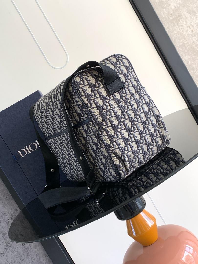 Dior New Mother and Baby Bag This mother and baby wash bag is made of iconic obique print