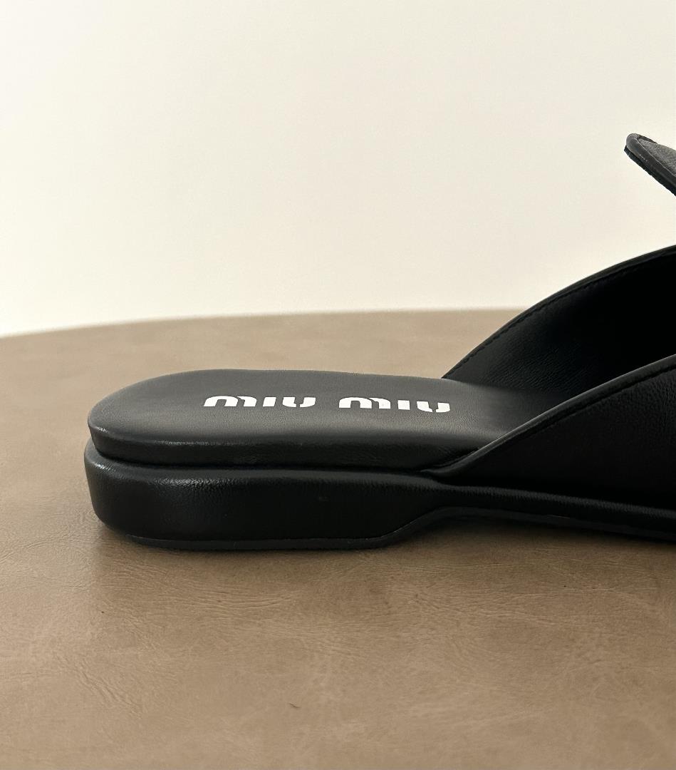 Black MIUI MIU Metal Chain Flat Bottom Half Trailer Muller SlippersSize3536373839Many babies d