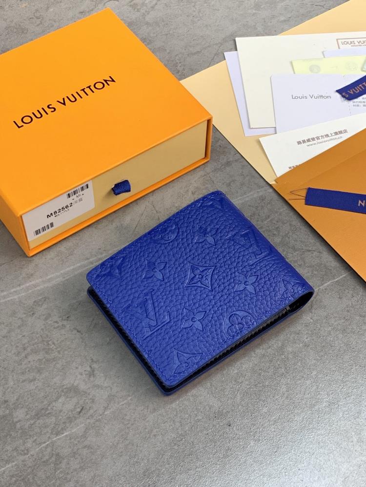 The M82562 Deep Blue Multi wallet features classic Monogram embossing on the full grain Ta