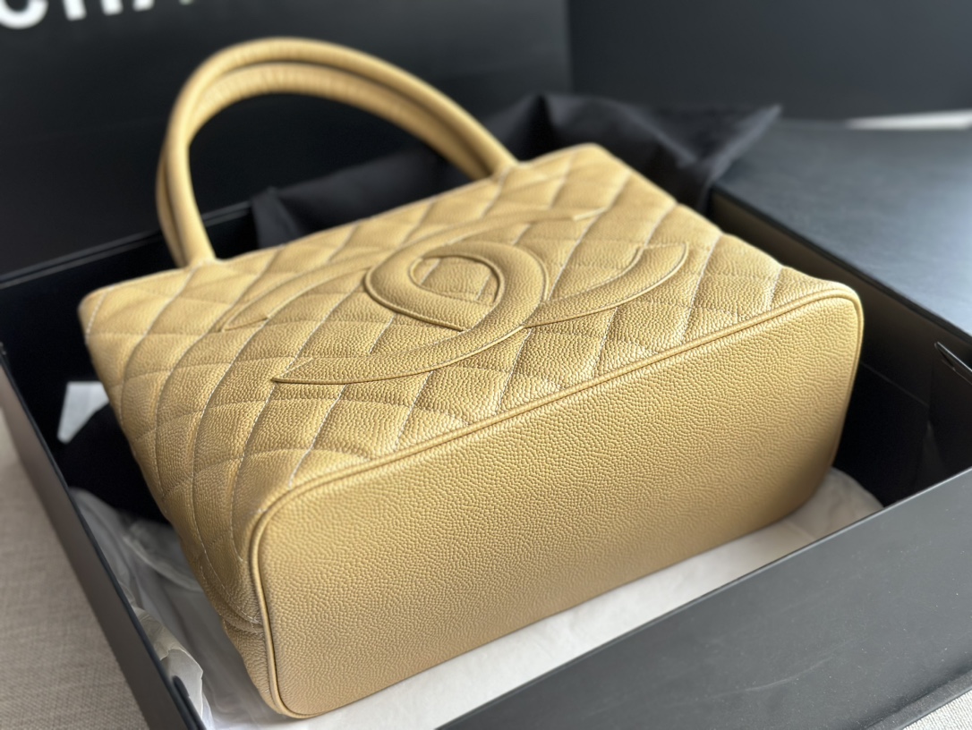 CHANEL model AS1804, 2022, the all-new Ultimate Edition, recreates the classic Vintagep Hilton