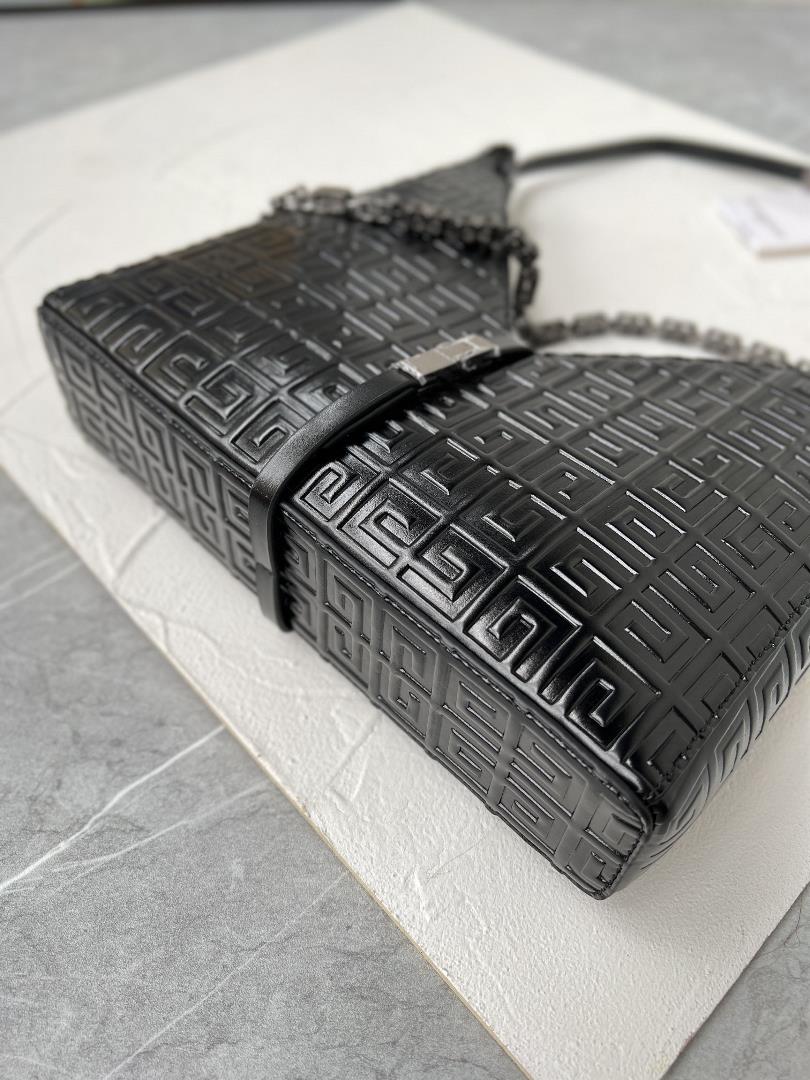 bath 650 French brand Ghome launches Vshaped Cut Out handbag in 2022Black embossed pattern sma