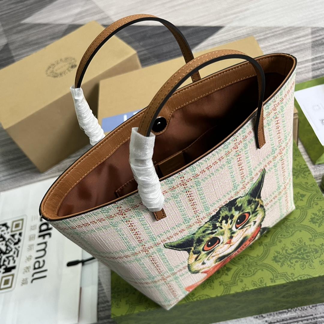 Equipped with a full set of counter packaging the GG SpringSummer new mini shopping bag has al