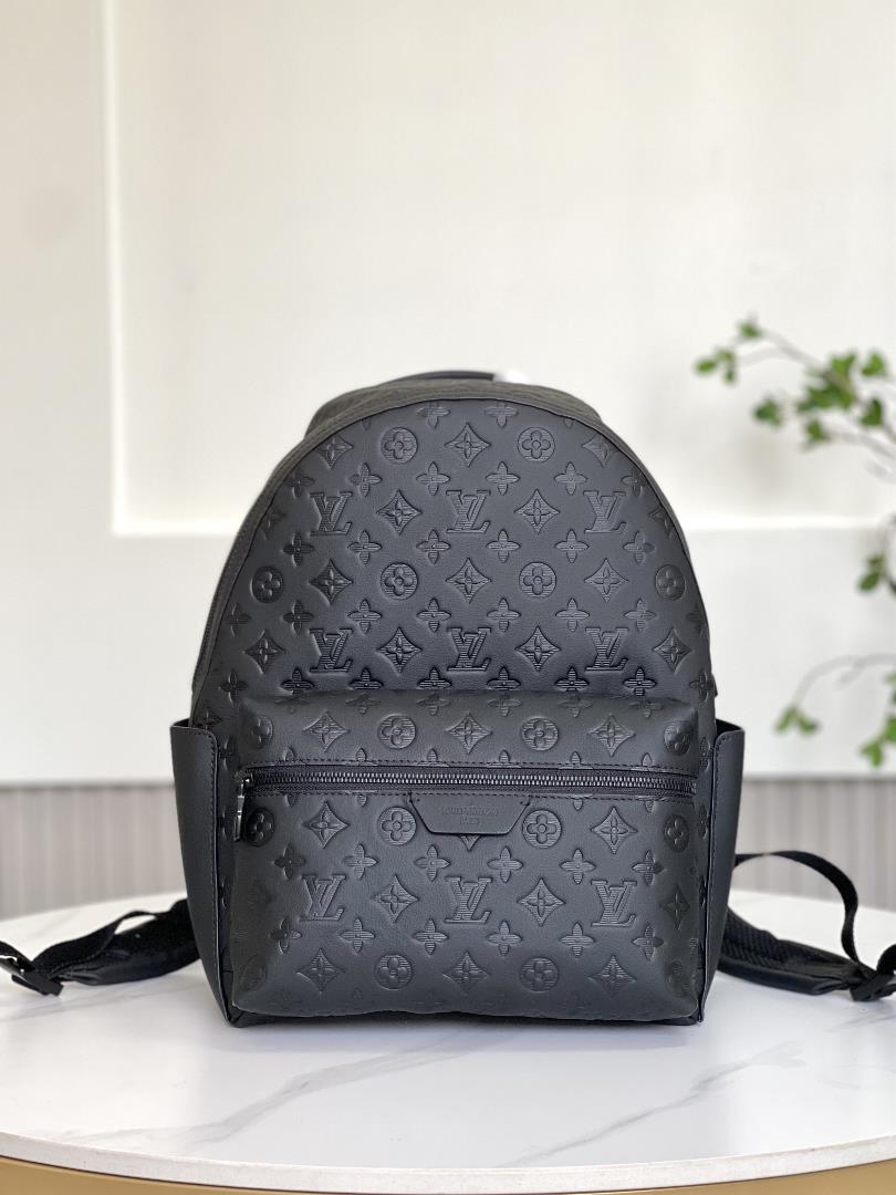 M46553 This Discovery backpack is crafted with Monogram embossed cowhide leather to create a soft sn