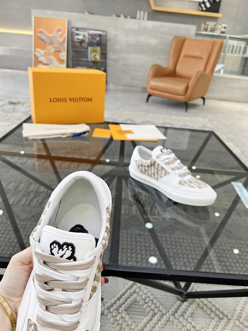 lv top tier agent purchase of the popular casual board shoe counter for men on the street