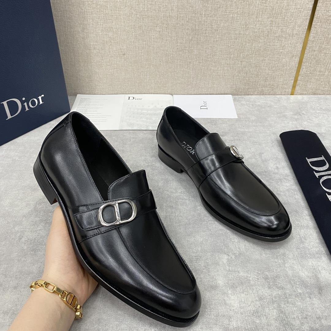 The official price of DIO TIMELESS  This Slipon shoe reflect classic elegance Made of b