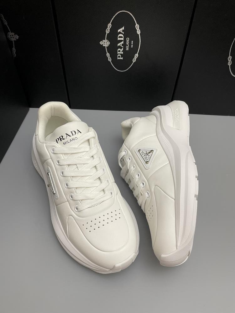 Thick soled casual sports shoes channel boutique made of imported Napa leather fabric with a clear leather texture and a soft comfortable and breat