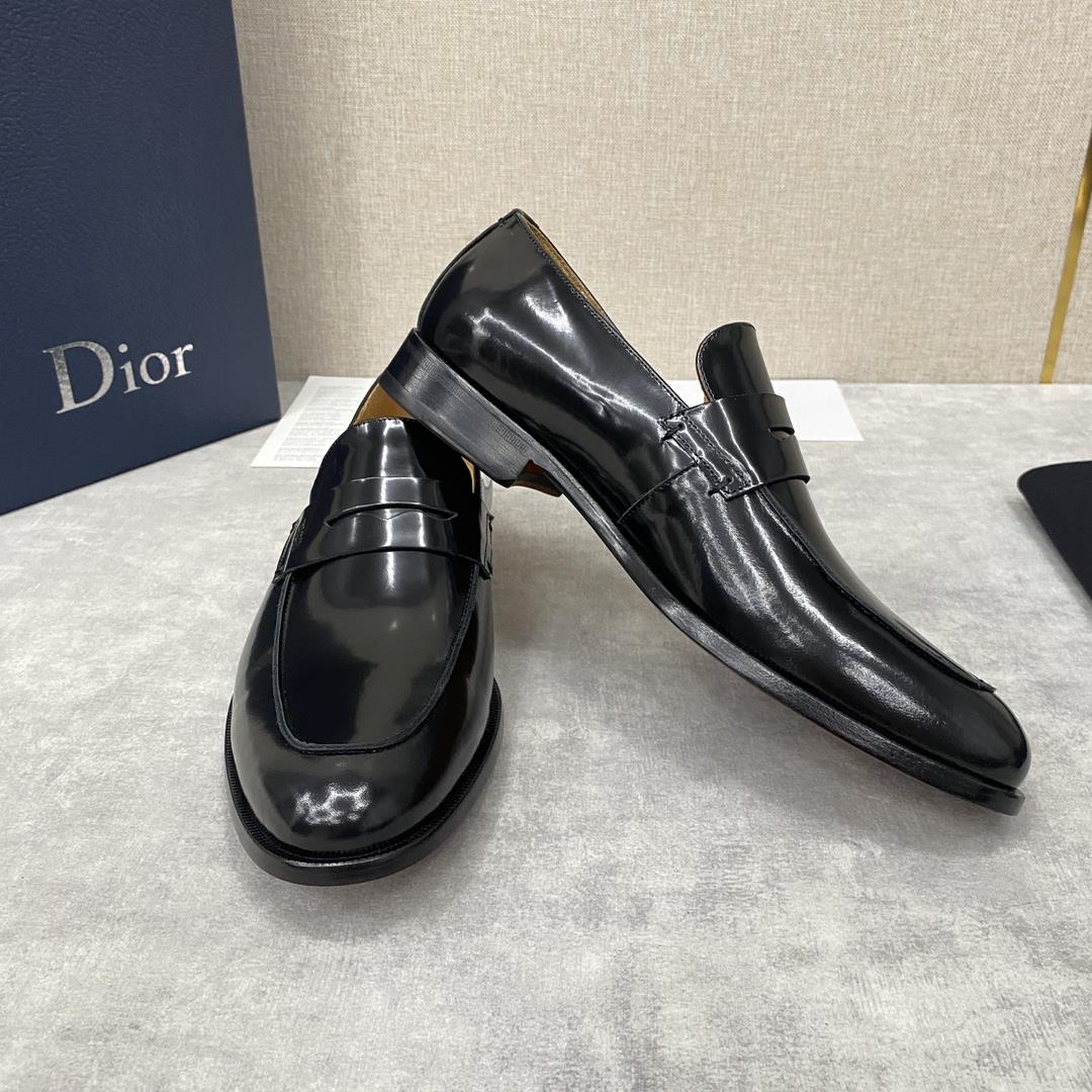 The official price of DIO TIMELESS  This Slipon shoe reflect classic elegance Made of b