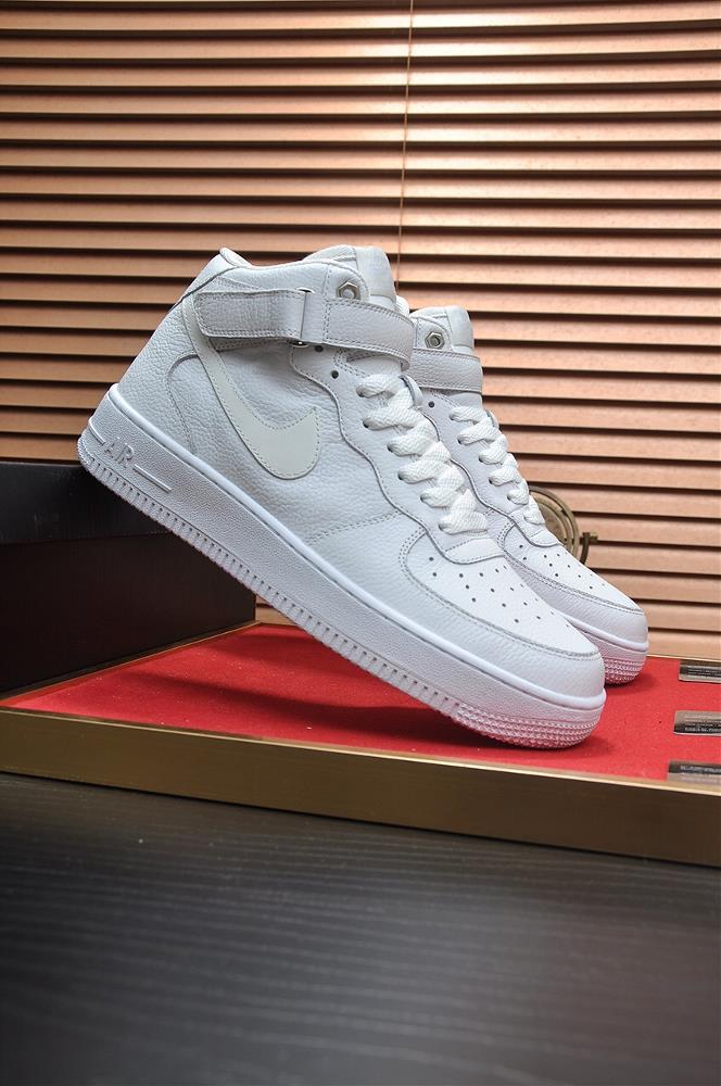 The timeless design of the Air Force One combined with the premium NAPPA leather means t