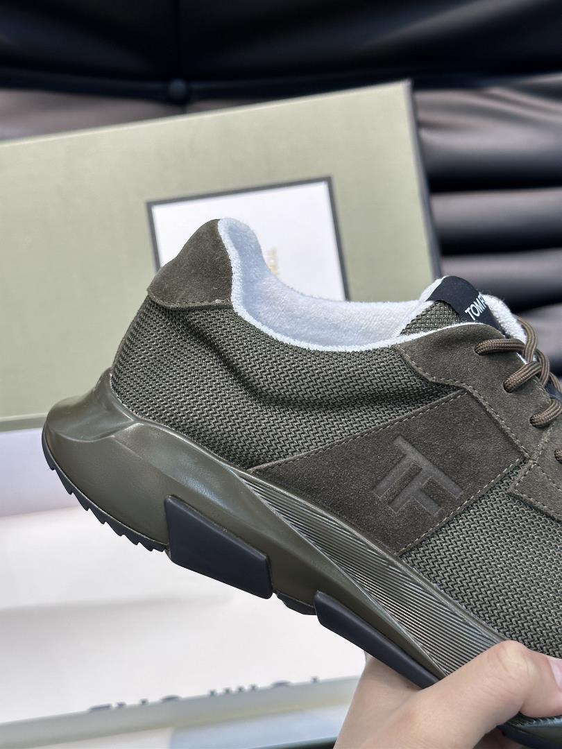 TOMFORD mens casual sports shoes are designed with smooth lines to create a simple appear