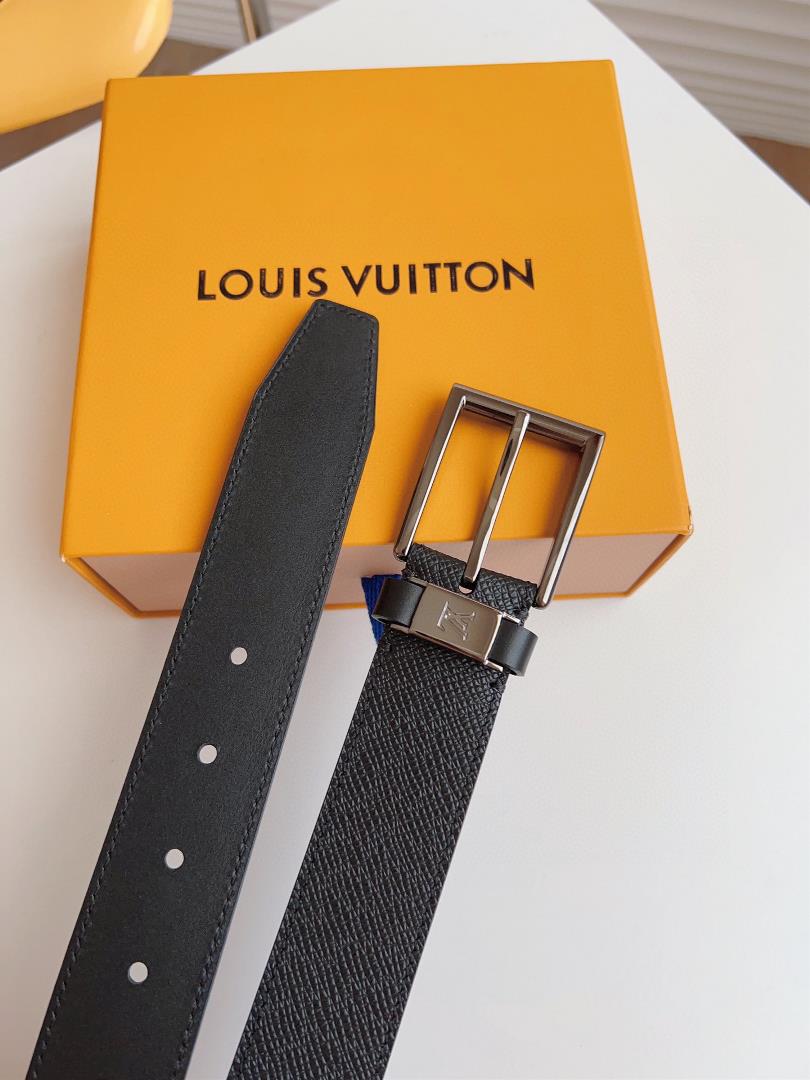 The LV CITY PIN waistband outlines smooth lines in a classic style exuding a calm busines