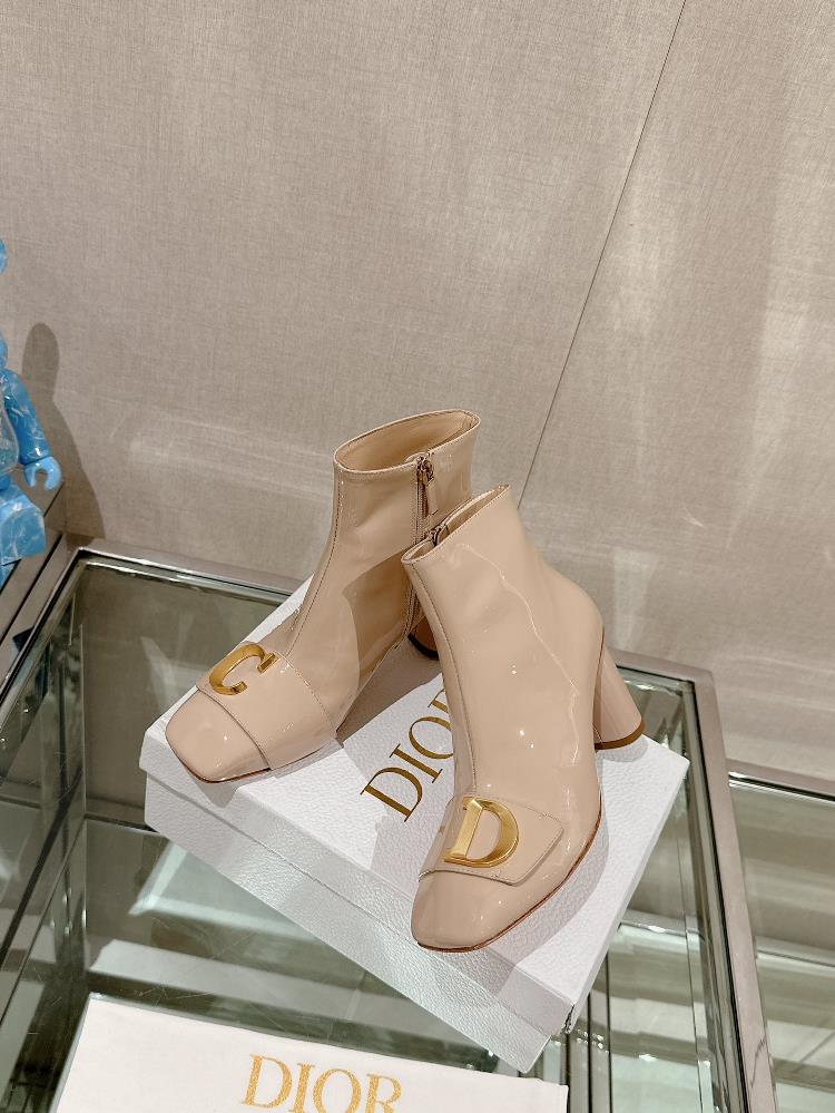 23Ss New CEST DIO Square Toe Short Boots Thick Heel Ankle BootsThis Cest Dior heel and ankle boots are a new addition to the 2023 autumnwinter read