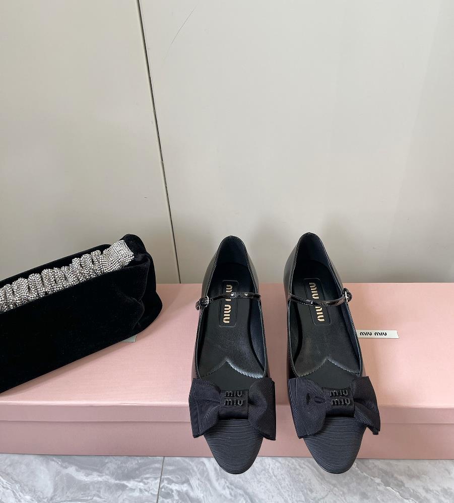 MIU MIU 24 Early Spring New Line Mary Jane Single Shoe SeriesZhang Yuanyings holiday collection of single shoes has appeared on the covers of major f