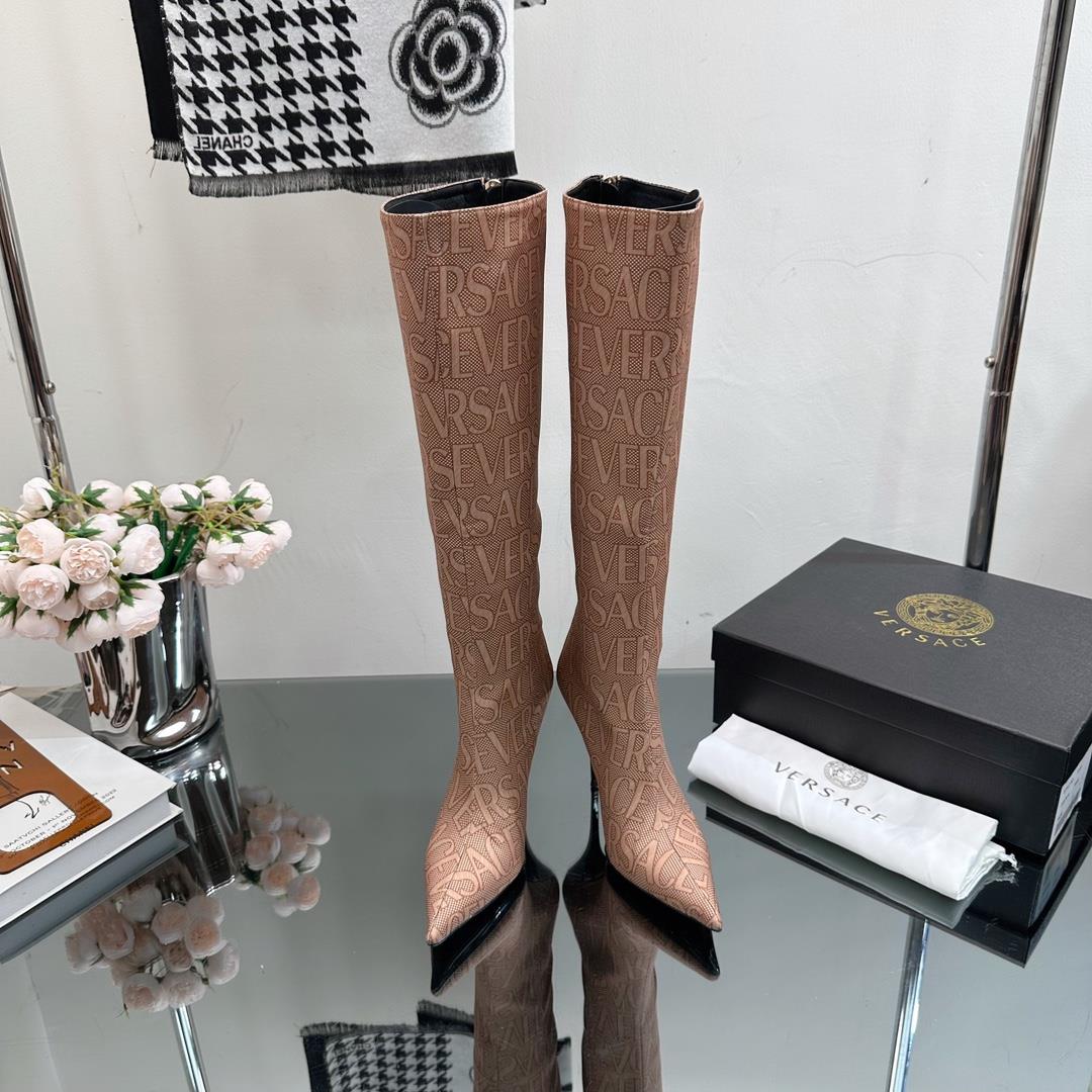 High version Versace SpringSummer 2023 new boots The Milan runway features a simple and capable des