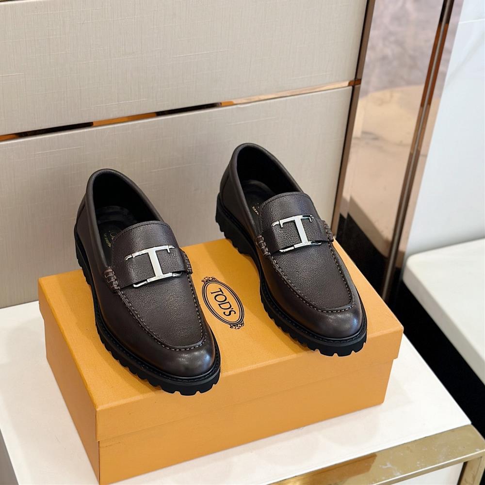 TODS T TIMELESS leather loafers This Lefu shoe is made of semi high gloss grain leather a