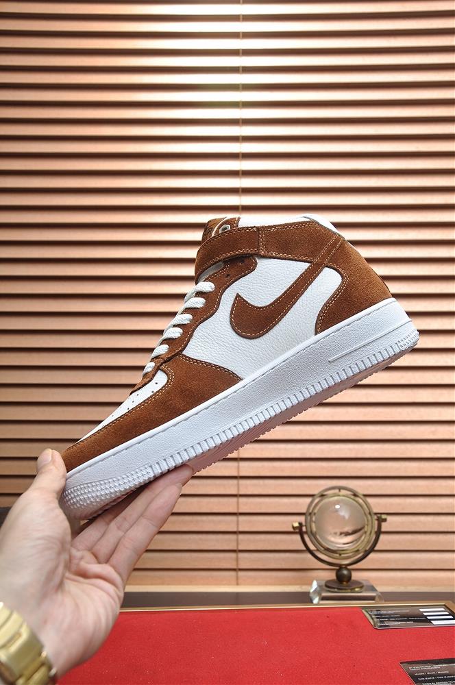 Aside from the personalization the design of the Couples Air Force Ones is simply timel