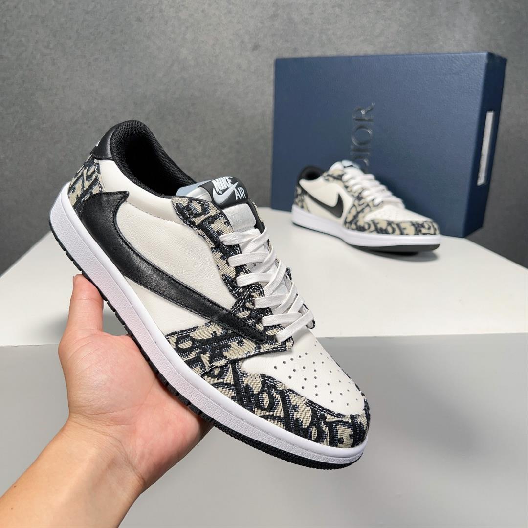 The Dir X nike co branded low top casual sports shoes are crafted with cowhide stitching o