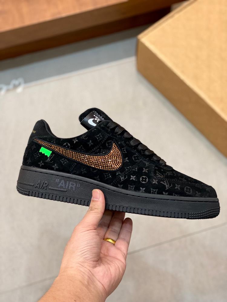 Louis Vuitton x x Nike co branded model is designed to basically follow the style of THE