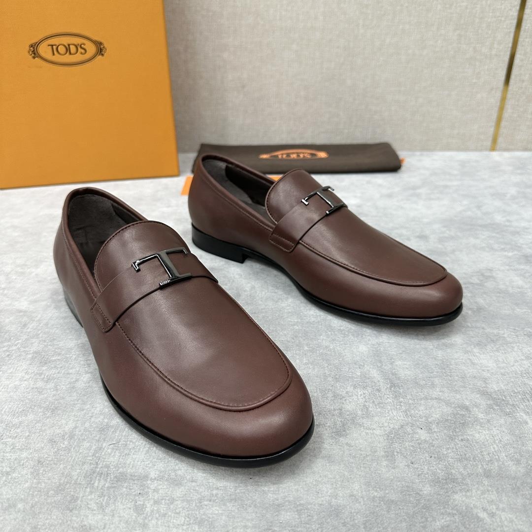 TODS new product Tods T Timeless leather  This Slipon shoe are simple and elegant in des