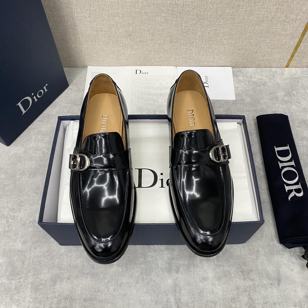 The official price of DIO TIMELESS This Slipon shoe reflect classic elegance Made of black cowhid