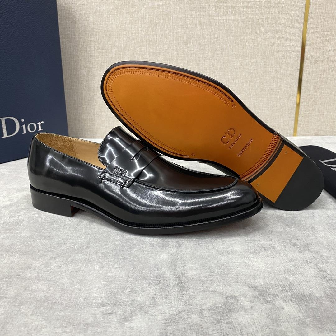 The official price of DIO TIMELESS  This Slipon shoe reflect classic elegance Made of b