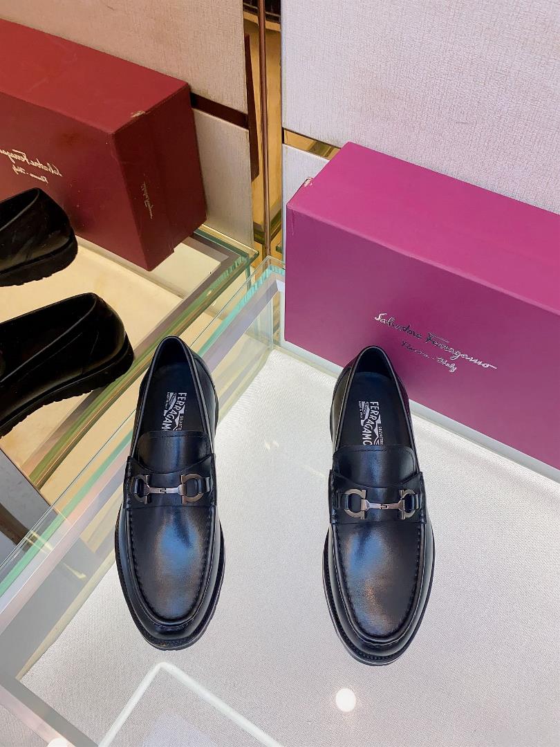 Ferragams mens leather shoesCollection design symbols are interpreted flexibly through modern tech