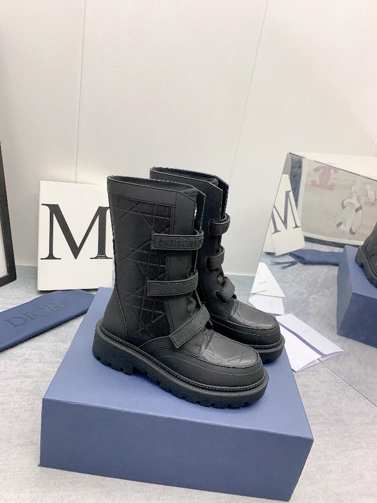 Factory produced leather lining fur lining higher versionThe adjustable strap of Diors new autumnwinter 2023 short boots features the CD logo showc