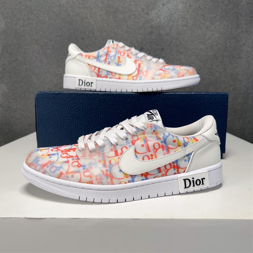 The Dior X nike co branded low top casual sports shoes are crafted with cowhide stitching