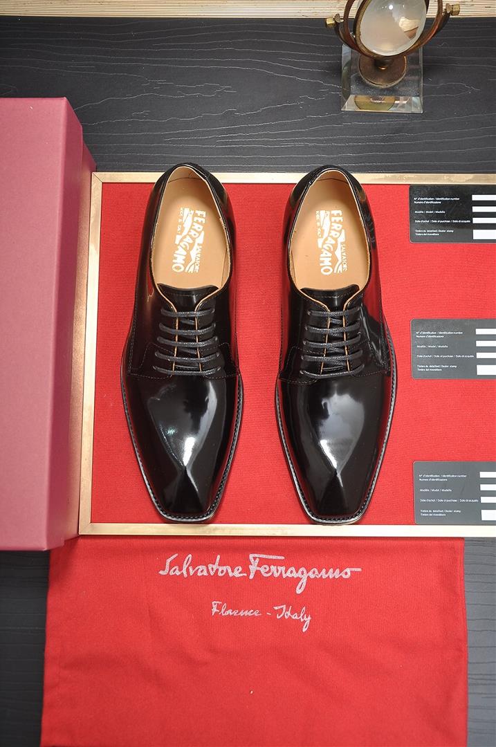 The latest version of the Ferragamo Ferragamo screen counter is made by hand weaving highquality im