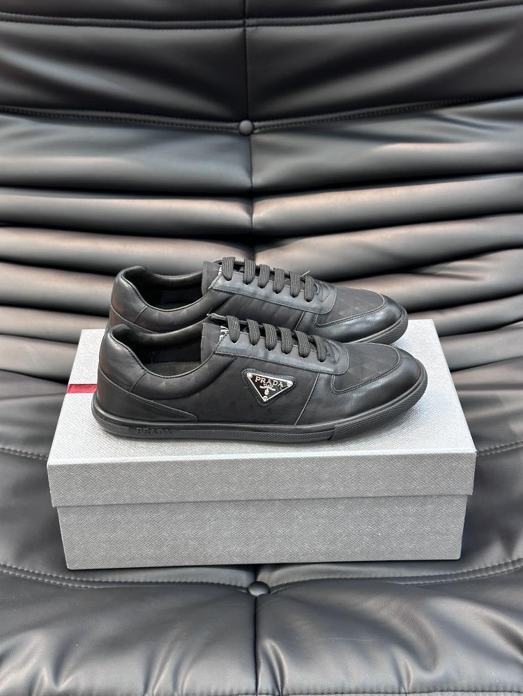 Prada mens highend boutique simple casual sports shoes made of leather and nylon create an unexpected texture contrast A unique design is crafte