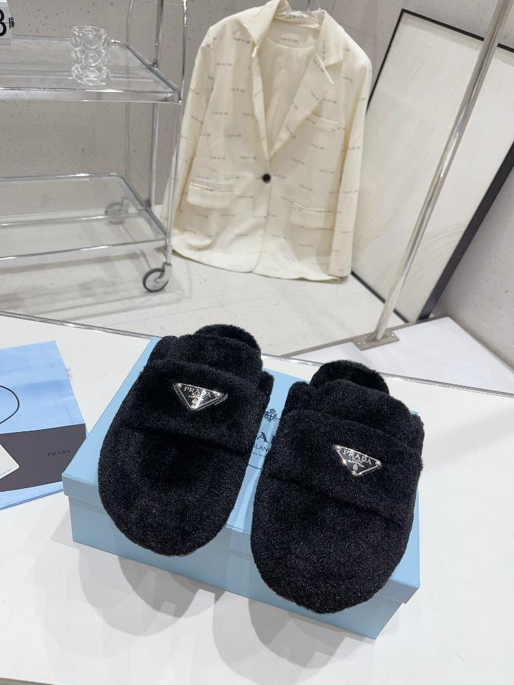 Prada Autumn and Winter Plush Slippers series is perfect for each style and color of the