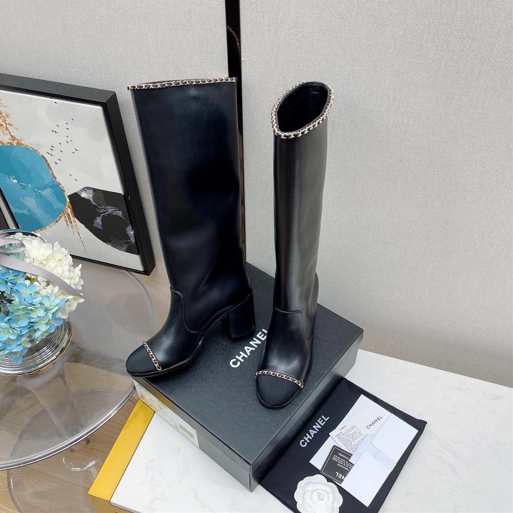 Original development of the latest chanel chain boots series at the Chanel counter in autu