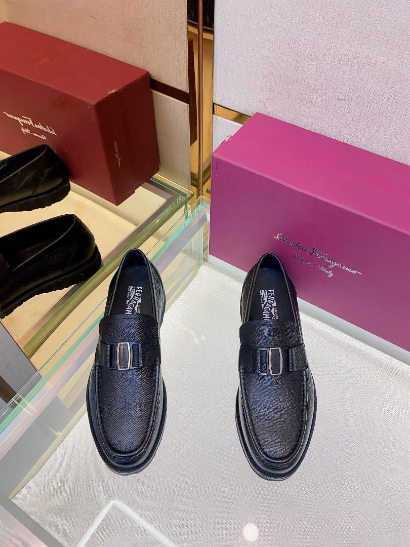 Ferragams mens leather shoesCollection design symbols are interpreted flexibly through modern tech