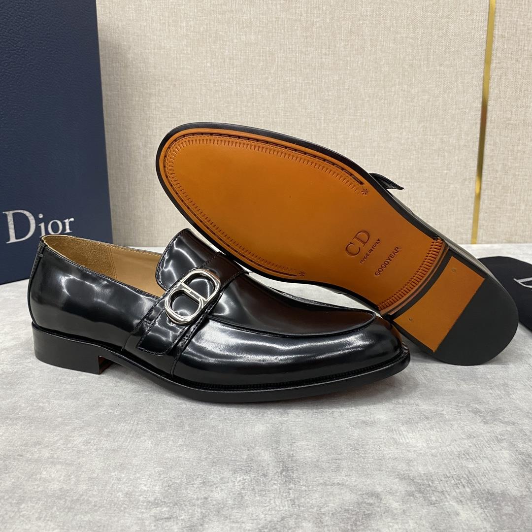 The official price of DIO TIMELESS This Slipon shoe reflect classic elegance Made of bl