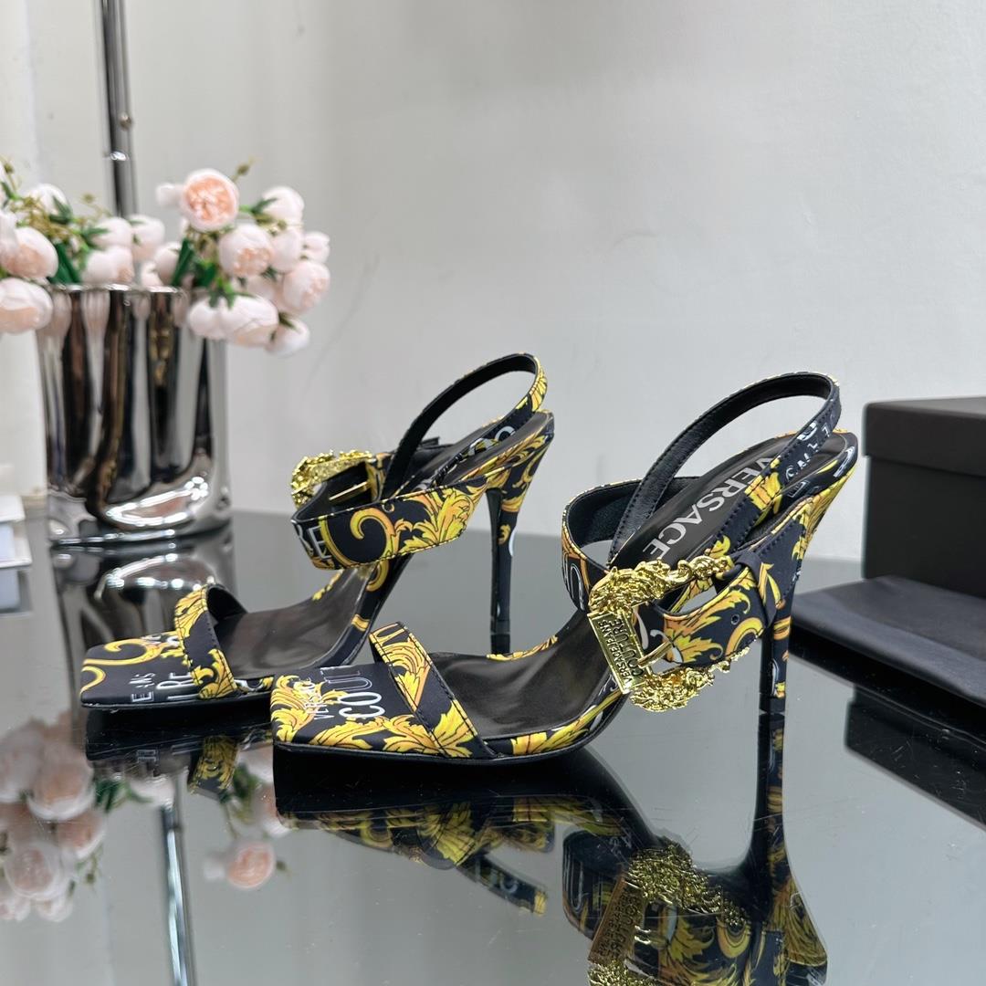 High version Versace SpringSummer new high heelsThe Milan runway features a simple and capable