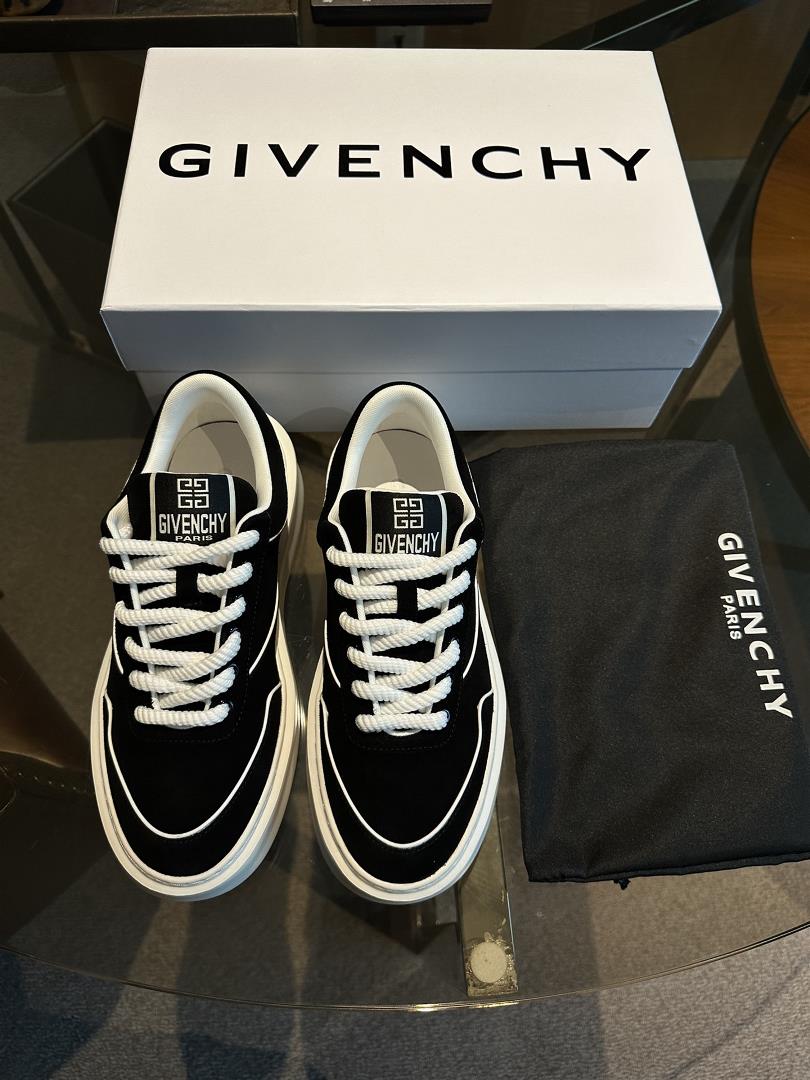 Givenchy shares a versatile shoeShow Milan Fashion WeekAn equation that men dont have to choose fro