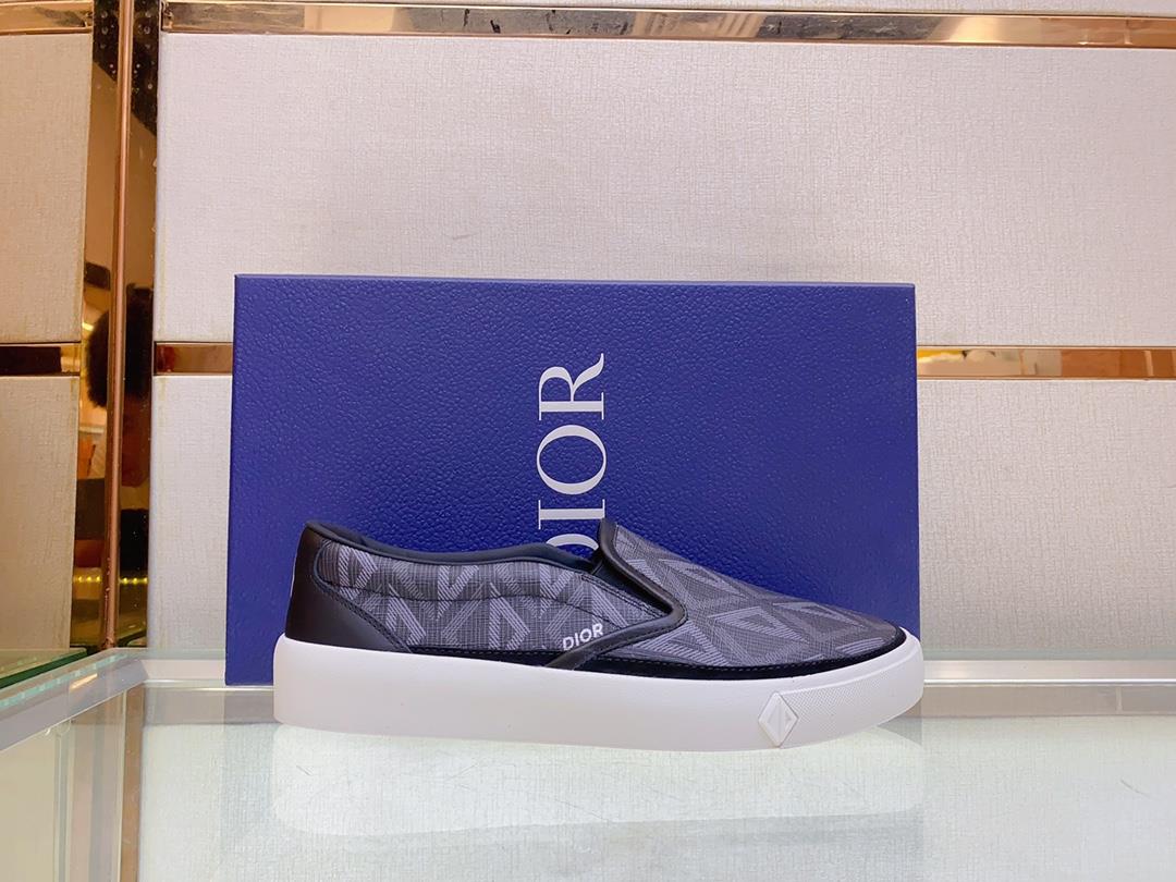 The Dior B101 low cut casual sports shoe is meticulously crafted with cowhide stitching on