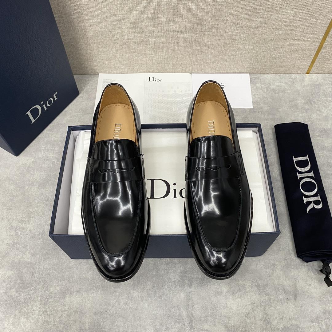 The official price of DIO TIMELESS  This Slipon shoe reflect classic elegance Made of black cowhi